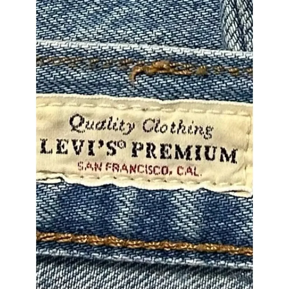 Levi's® 501® Men’s Original Straight fit Jeans in Light Blue Denim. Size W31 L34